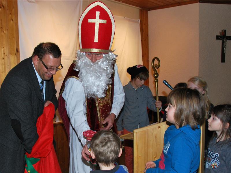 Alfred Gawinowski und der Nikolaus verteilen Geschenke